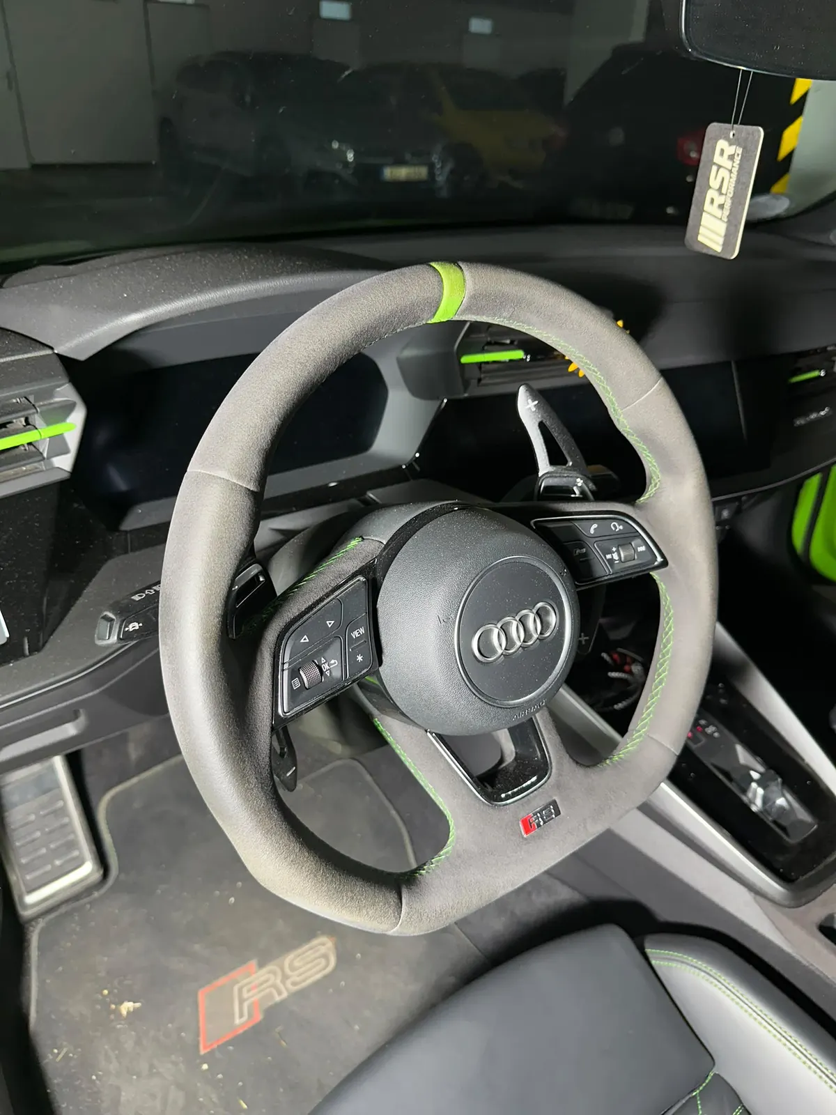 Volant a interiér Audi RS — před detailingem