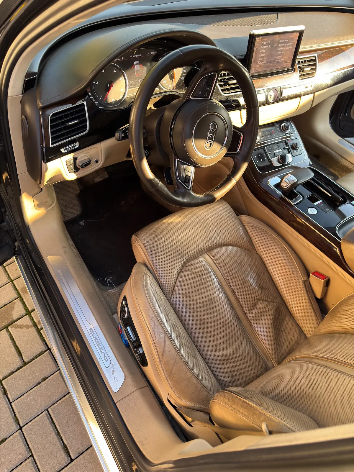 Interiér Audi — před detailingem